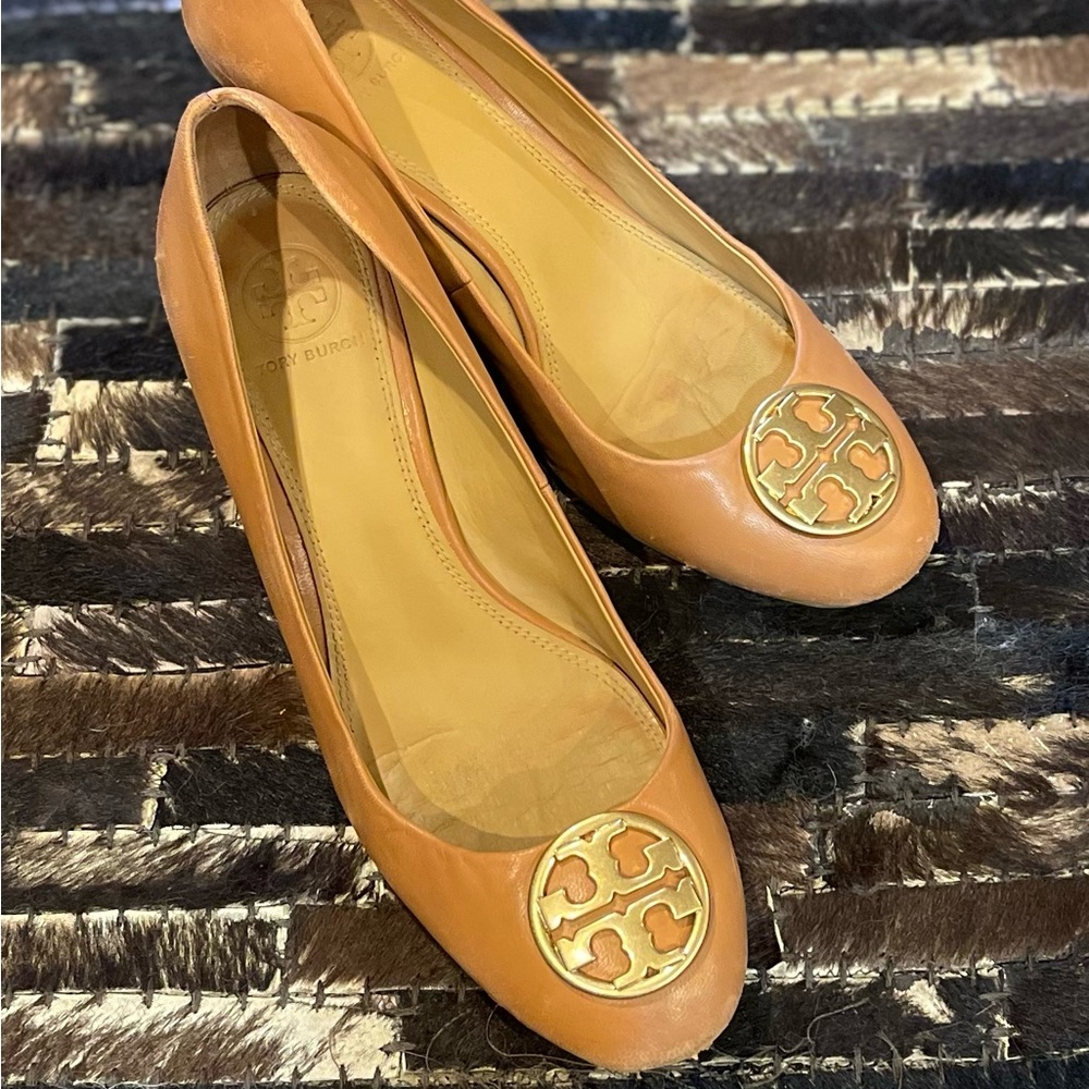Tory Burch Chelsea Wedge Heel 7.5 Tan / gold hardware